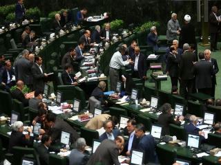 تحصن نماینده معترض به وضعیت اقتصادی و حادثه اهواز در مقابل جایگاه هیئت رئیسه