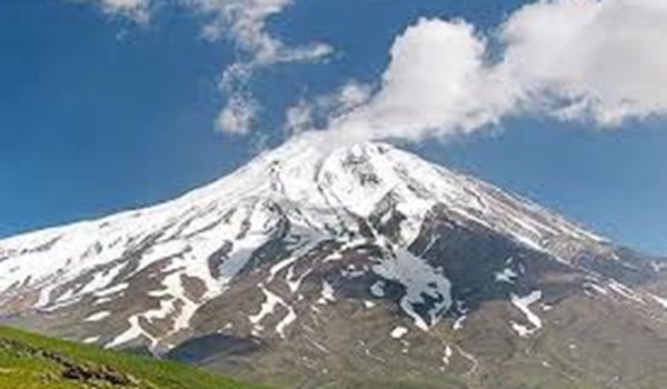 معاون مؤسسه ژئوفیزیک دانشگاه تهران: فعالیت‌های آتشفشان دماوند طبیعی است.