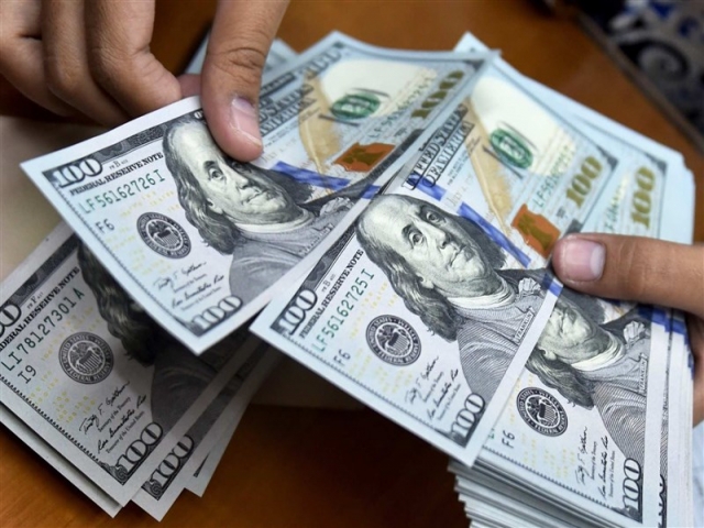 بانک ها دلار را 9950 تومان می خرند بانک ها دلار را 9950 تومان می خرند