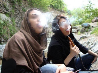 حدود 35 درصد زنان و دختران ایرانی قلیان مصرف می کنند
