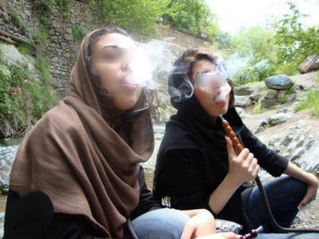 حدود 35 درصد زنان و دختران ایرانی قلیان مصرف می کنند حدود 35 درصد زنان و دختران ایرانی قلیان مصرف می کنند