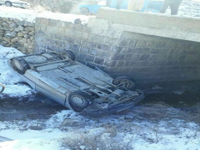 سقوط خودروی حامل دانش آموزان از پل روستای فیروزیان