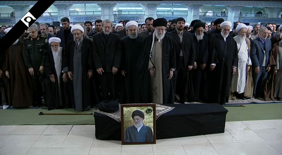 رهبر انقلاب بر پیکر آیت الله هاشمیشاهرودی نماز اقامه کردند رهبر انقلاب بر پیکر آیت الله هاشمیشاهرودی نماز اقامه کردند