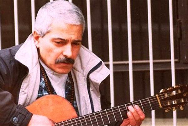 فرهاد مهراد در حال نواختن گیتار