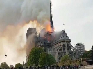 کلیسای قدیمی نوتردام پاریس در آتش سوخت