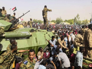 ادامه مخالفت سودانی‌ ها با نظامیان / شورای نظامی: البشیر را در داخل محاکمه می‌کنیم