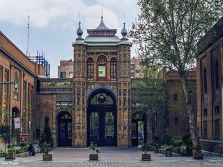 2 اردیبهشت ثبت سر در باغ ملی در فهرست آثار ملی ایران (1376 ش)