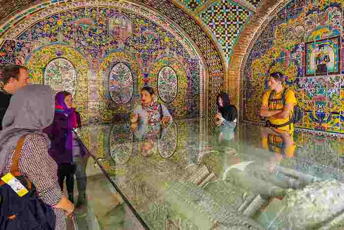 iran-look-foreign-tourists