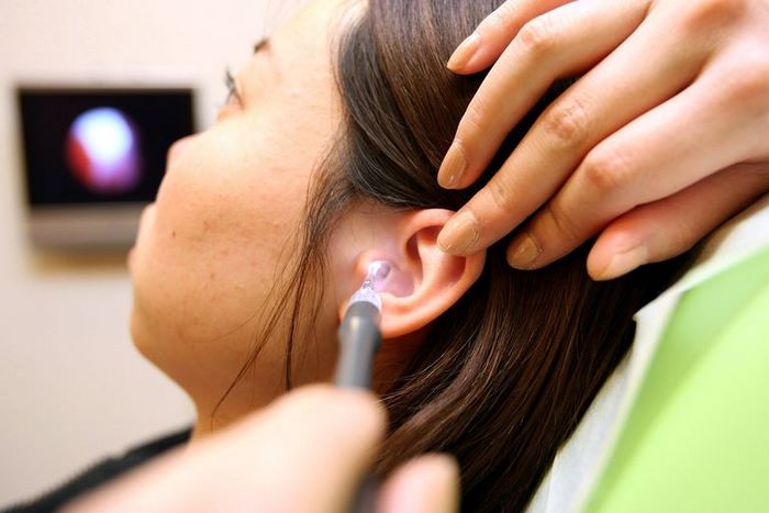بسته‌ شدن‌ مجرای‌ گوش‌ توسط‌ موم‌ گوش‌ چیست (علل، علائم، پیشگیری و درمان) earwax blockage