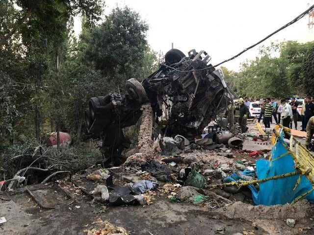 2 کشته در پی تصادف مرگبار کامیون با دیوار باغ سفارت روسیه - 2 killed in a truck crash with the wall of the Russian embassy garden 2 کشته در پی تصادف مرگبار کامیون با دیوار باغ سفارت روسیه - 2 killed in a truck crash with the wall of the Russian embassy garden