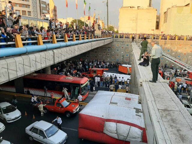 انصراف دختری از خودکشی در بزرگراه امام علی تهران - Dissuasion a girl from suicide on Imam Ali Highway انصراف دختری از خودکشی در بزرگراه امام علی تهران - Dissuasion a girl from suicide on Imam Ali Highway