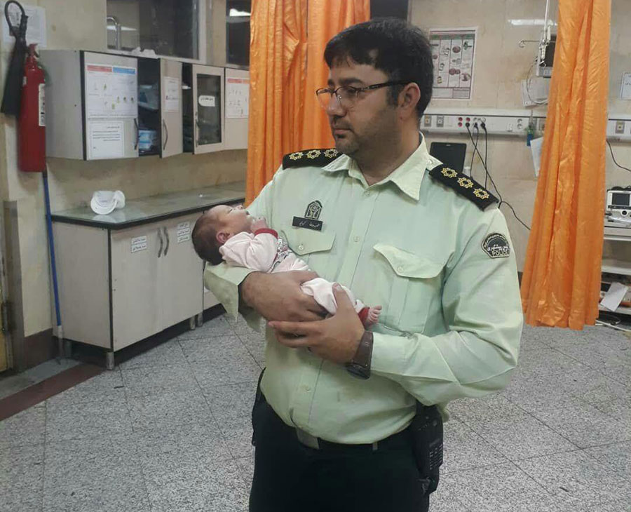 پیدا شدن نوزاد 8 روزه در یک پارک در شهرری - Finding a 8-day-old baby in a park in Shahr-e-Rey