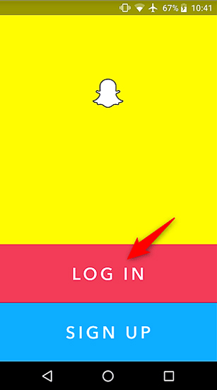 ابتداء برنامه اسنپ چت Snapchat را در گوشی باز کرده و روی Log In تپ کنید.