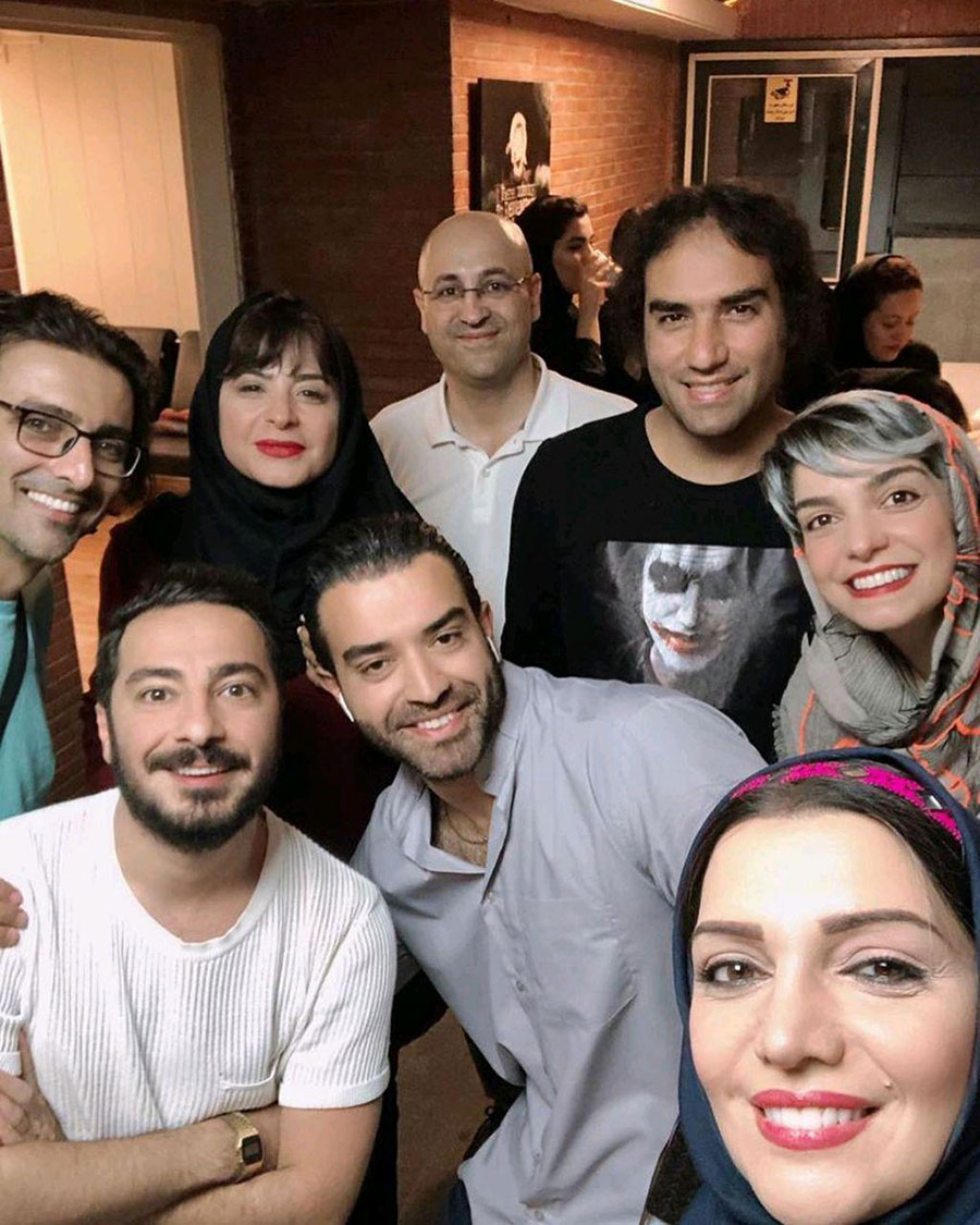 الیکا عبدالرزاقی و امین زندگانی در کنار عوامل نمایش عاشقانههای خیابان الیکا عبدالرزاقی و امین زندگانی در کنار عوامل نمایش عاشقانههای خیابان