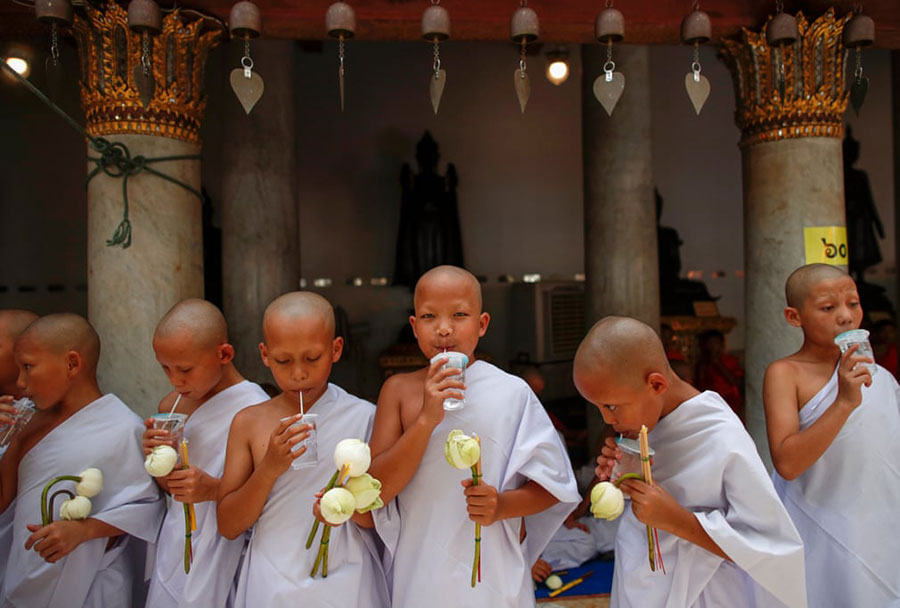 راهبان نوجوان بودایی در معبدی در شهر بانکوک تایلند