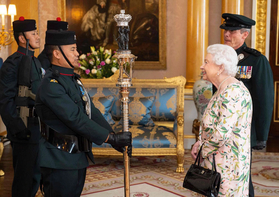 گارد تشریفات ملکه بریتانیا در کاخ باکینگهام