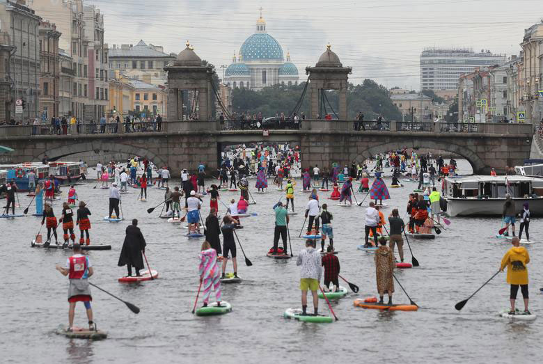 مسابقه پاروزنی ایستاده روی رودخانه در شهر سنت پترزبورگ روسیه