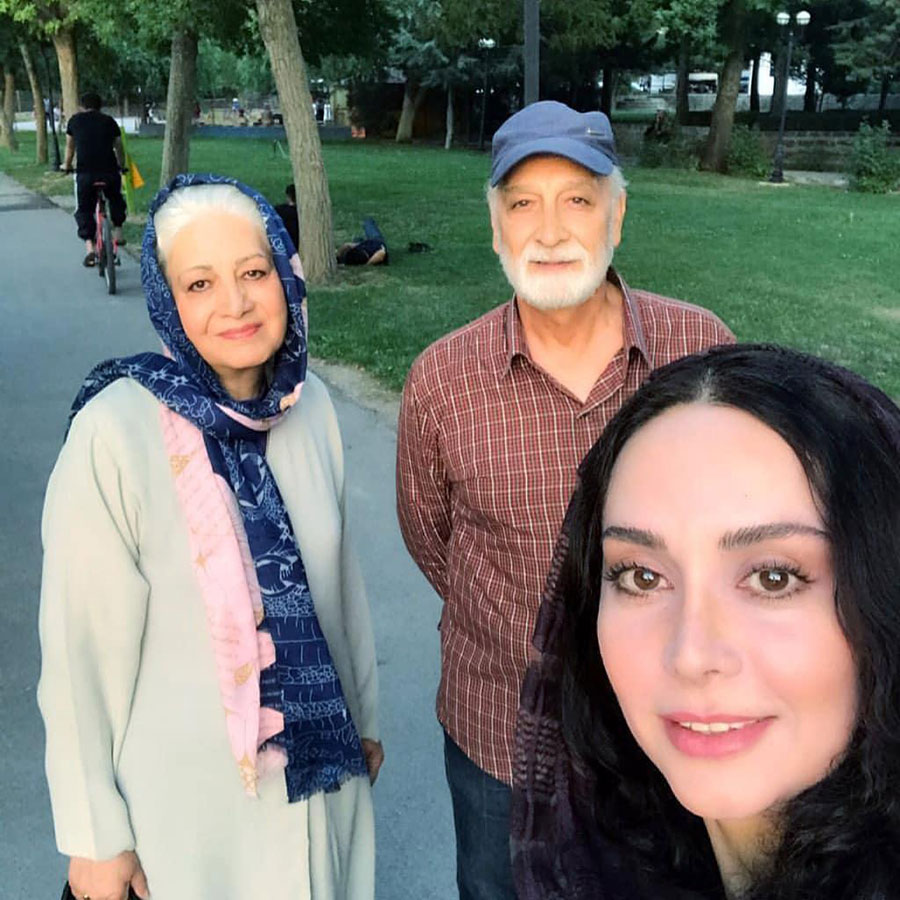 سلفی مریم خدارحمی به همراه مادرش و محمود پاک نیت