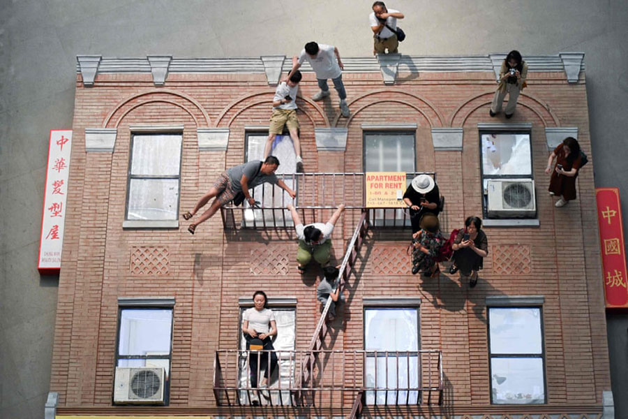 نمایش اثر هنری با عنوان محاصره فضایی بزرگ کار هنرمند آرژانتینی در کافه موزه هنری شهر پکن