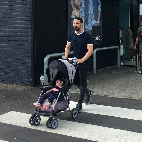 گردش شاهرخ استخری و دخترش در خیابان های بلژیک