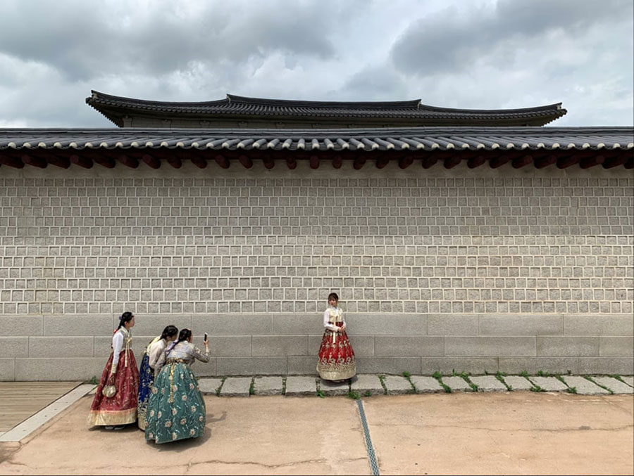 عکس گرفتن با لباس‌های سنتی کره‌ای در مقابل کاخی تاریخی در شهر سئول