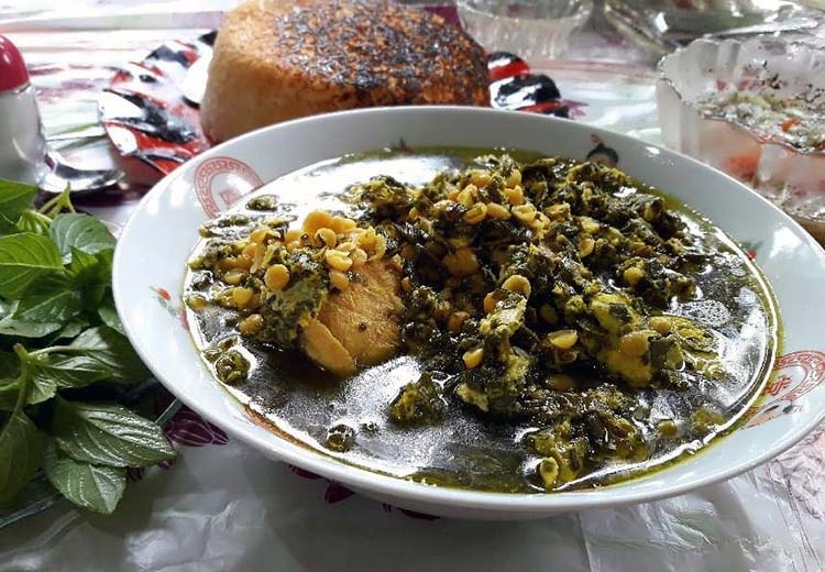 طرز تهیه سیر قلیه گیلانی با مرغ