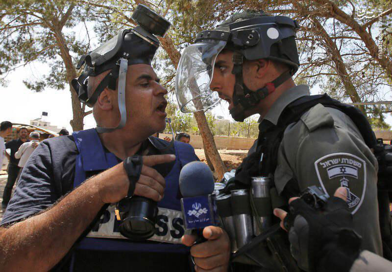 درگیری خبرنگار صداوسیما با سرباز اسرائیلی در حاشیه نماز جمعه در کرانه باختری