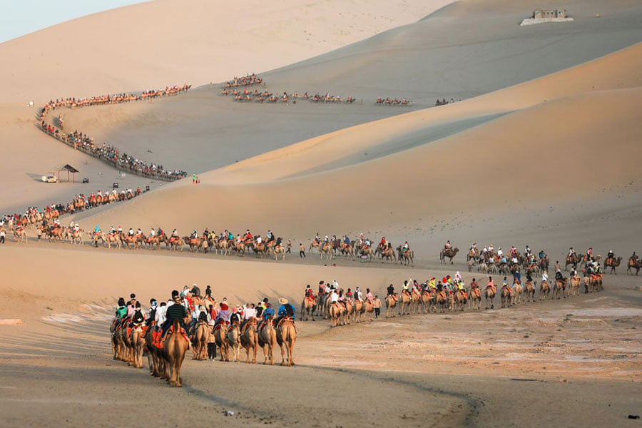 تور شترسواری گردشگران در صحرای دونگ هوانگ چین