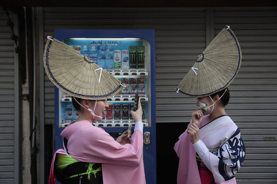 2 شرکت کننده در جشنواره رقص سنتی  آوا- اودوری در شهر کوئنجی ژاپن