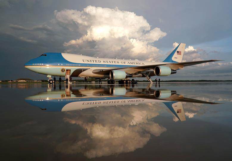 هواپیمای مخصوص ریاست جمهوری آمریکا در هوای بارانی در پایگاه هوایی اندروز در ایالت مریلند آمریکا