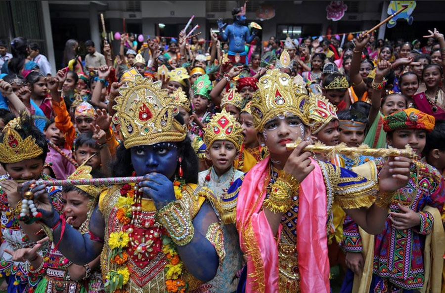 جشنواره هندو  جان‌ماشتامی در مدرسه ای در شهر احمدآباد هندوستان