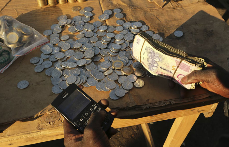 یک پول خُرد فروشی کنار خیابانی در شهر هراره پایتخت کشور آفریقایی زیمبابوه