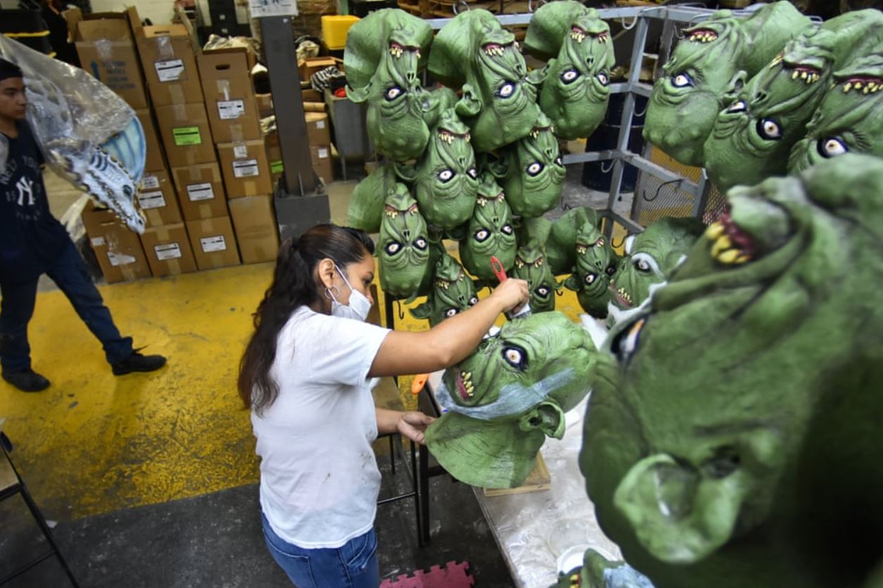 کارگاه ساخت ماسک‌های جشن هالوین در مکزیک