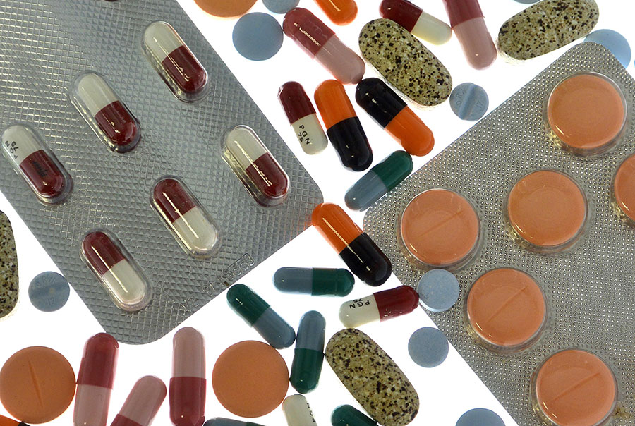 ماده اولیه بعضی دارو ها نیز تحریم است - raw material of some drugs is also boycott ماده اولیه بعضی دارو ها نیز تحریم است - raw material of some drugs is also boycott
