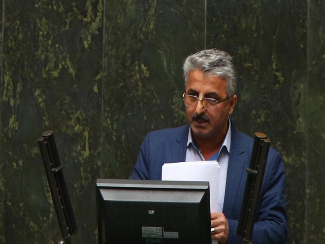 قانون نصب کارتخوان در مطب پزشکان از مهرماه امسال اجرایی میشود قانون نصب کارتخوان در مطب پزشکان از مهرماه امسال اجرایی میشود