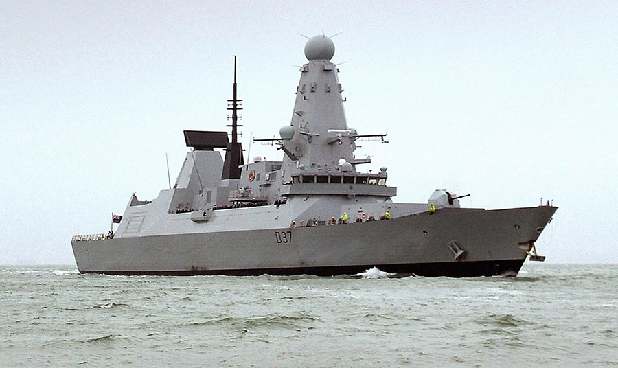 خروج ناوشکن انگلیسی از تنگه هرمز - English destroyer Exit from the Strait of Hormuz