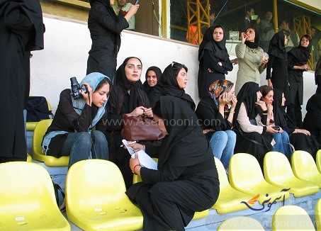 زنان در مسیر استادیوم های فوتبال ؛ لج و لجبازی 14 ساله !