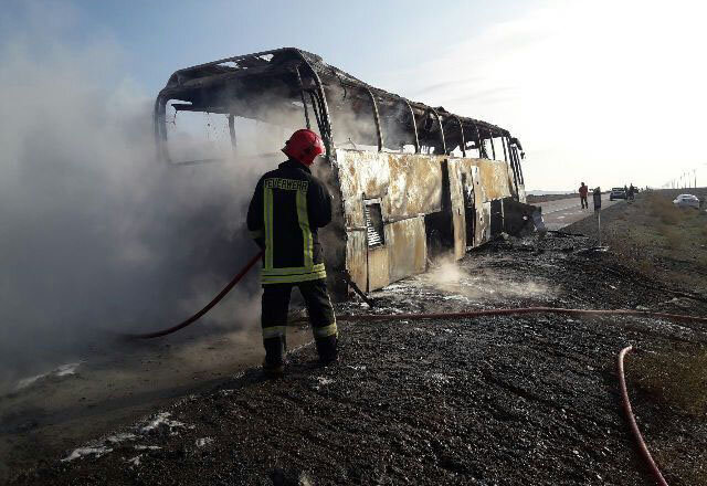 آتش‌سوزی اتوبوس در مسیر مشهد به زاهدان - bus fire in Mashhad to Zahedan road