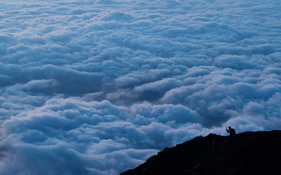 تصویری از کوه فیجی و ابرهای اطراف آن
