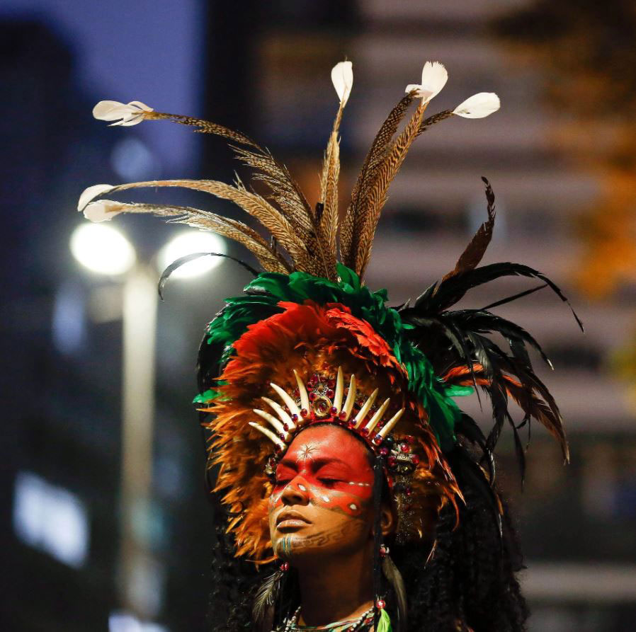 یک عضو قبیله ای بومی در برزیل در اعتراض به افزایش آتش سوزی جنگل آمازون