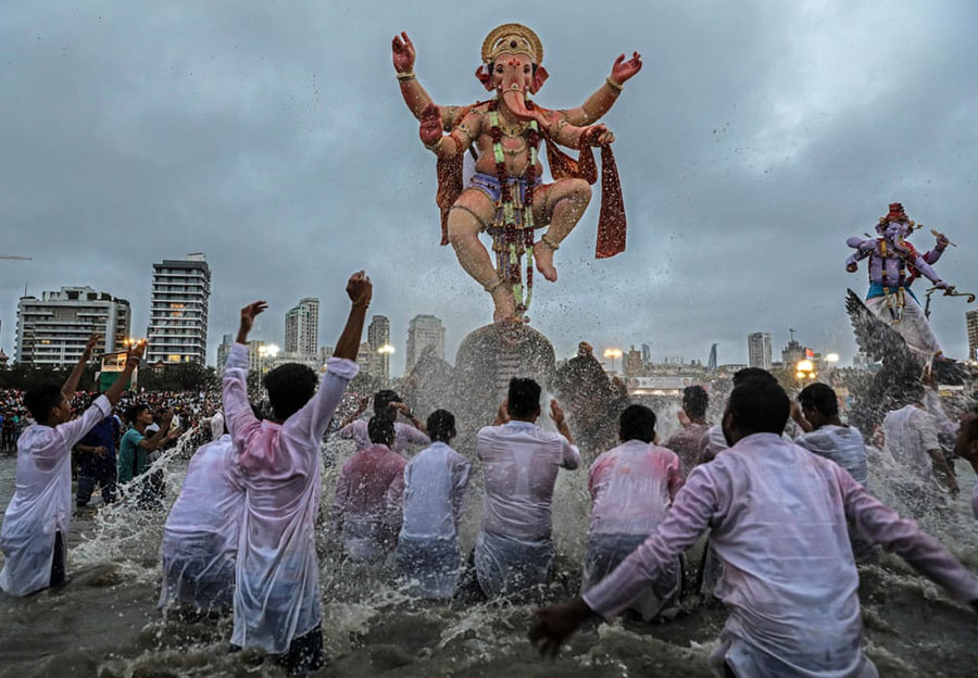 حمل مجسمه فیلی خدای گانش از سوی هندوها در ساحل اقیانوس هند شهر بمبئی هندوستان در قالب جشنواره آیینی گانپاتی