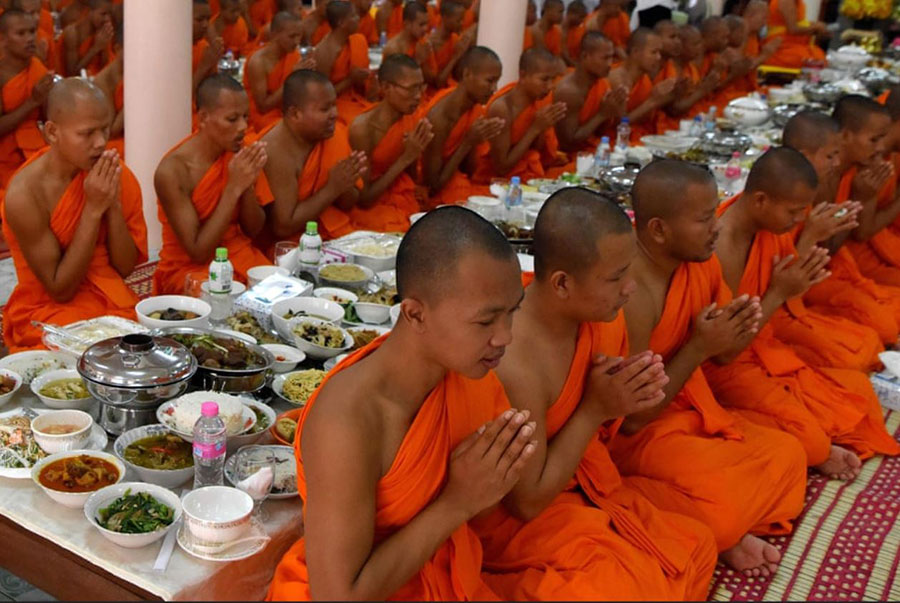 آیین دعا برای مردگان در معبدی در شهر پنوم‌پن کامبوج