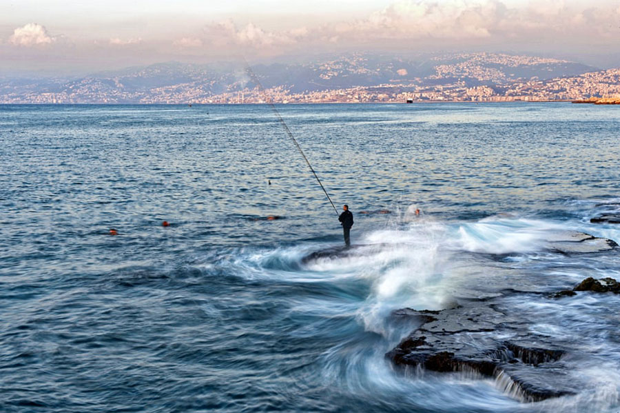 ماهیگیری در ساحل بیروت