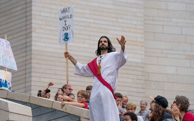 یک معترض تغییرات اقلیمی با گریم حضرت مسیح (ع) در تظاهرات جهانی معترضان به تغییرات اقلیمی در شهر سیاتل آمریکا