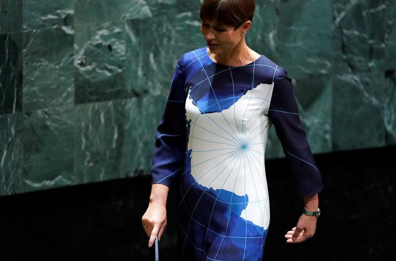 نقشه کشور استونی روی لباس رییس جمهوری این کشور هنگام سخنرانی او در اجلاس سالانه مجمع عمومی ملل متحد در نیویورک
