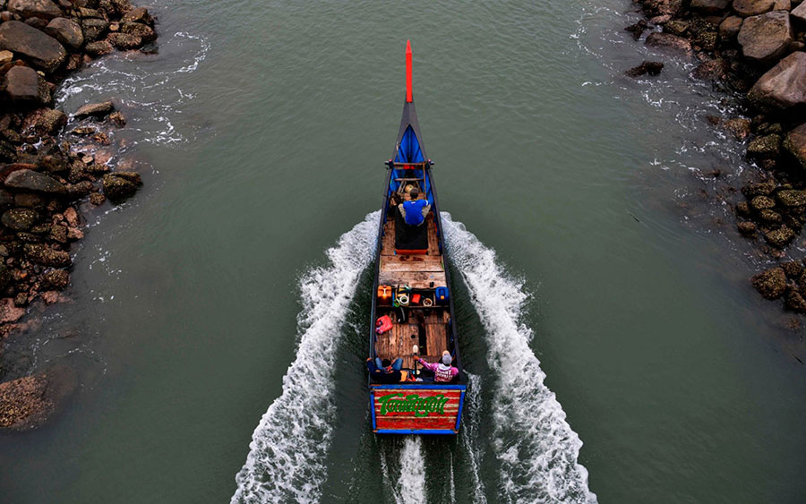 قایق ماهیگیری در حال عزیمت به دریا در جزیره آچه اندونزی