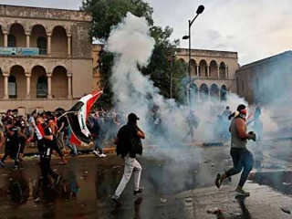 تجمع در مقابل کنسولگری ایران در کربلا