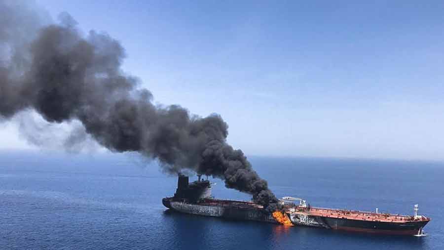 انفجار در بدنه نفت کش ایرانی در دریای سرخ - An explosion in the body of an Iranian oil tanker in the Red Sea انفجار در بدنه نفت کش ایرانی در دریای سرخ - An explosion in the body of an Iranian oil tanker in the Red Sea