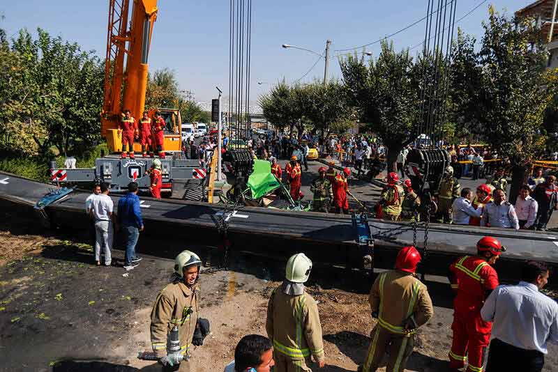 سقوط جرثقیل در تهران با سه کشته - Crane crash in Tehran kills three