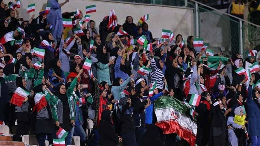 استقبال شدید بانوان از بازی تیم ملی برابر کامبوج / فروش 3500 بلیت در چند دقیقه استقبال شدید بانوان از بازی تیم ملی برابر کامبوج / فروش 3500 بلیت در چند دقیقه